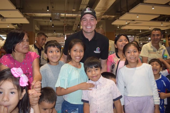 La Victoria: Fueron 100 los niños inscritos en la OMAPED que participaron en la función benéfica. La Victoria: Fueron 100 los niños inscritos en la OMAPED que participaron en la función benéfica.