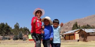 Mediante cápsulas informativas, recomienda a padres de familia que les brinden a sus hijos una alimentación variada en base a lácteos, frutas y verduras.