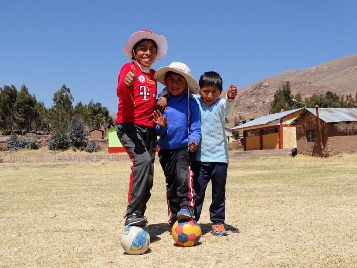 Mediante cápsulas informativas, recomienda a padres de familia que les brinden a sus hijos una alimentación variada en base a lácteos, frutas y verduras.
