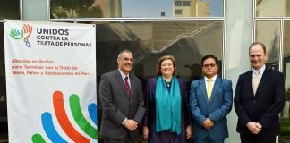 De izq. a der.: El Embajador de los Estados Unidos en el Perú, Krishna R. Urs, la Subdirectora Principal de la Oficina de Vigilancia y Lucha contra la Trata de Personas del Departamento de Estado, Kari Johnstone, el Viceministro del Interior para Seguridad Pública, Víctor Raúl Rucoba Tello, y el Director de la Oficina de la OIT para los Países Andinos, Philippe Vanhuynegem