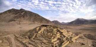 Caral: edificio piramidal "La Galería"