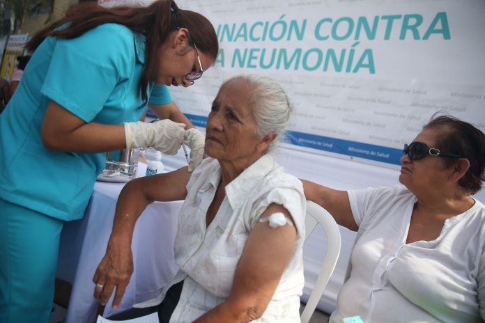 Vacunación de adultos mayores / Foto: Andina