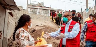 Alcalde Marticorena entrega víveres a familias de Lurín