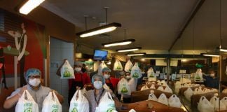 Los 300 cuartos de pollo a la brasa con arroz chaufa para los profesionales de la salud se entregan diariamente, durante cinco días consecutivos, en el horario del almuerzo.