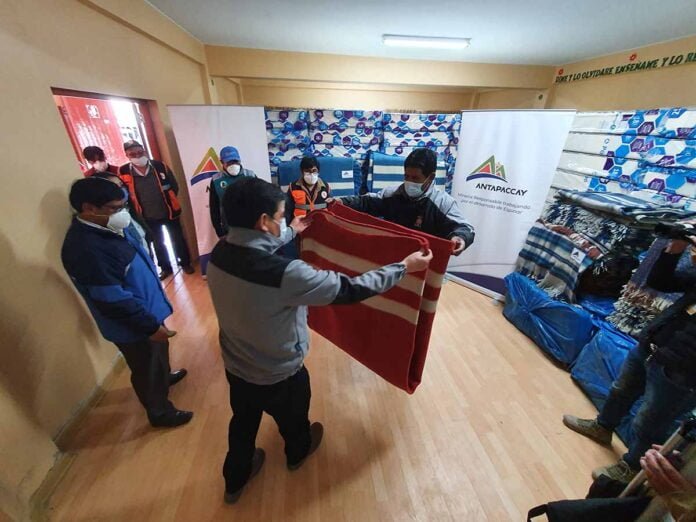 Las frazadas y mantas fueron confeccionadas por artesanas de la provincia, generando empleo local.