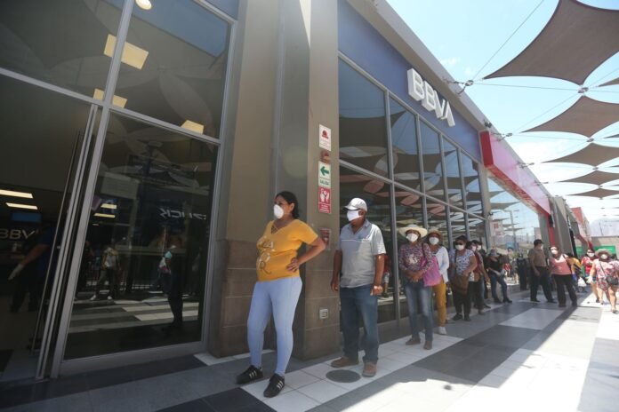 Aforo en bancos, mercados y establecimientos comerciales. / Foto: Andina