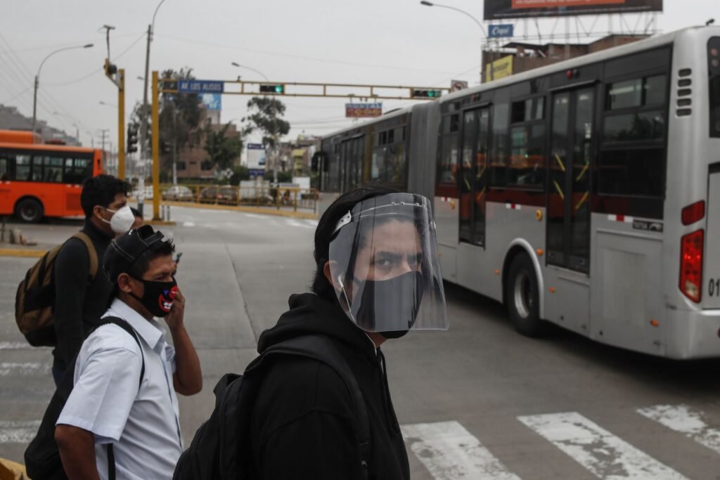 Uso de mascarillas en el transporte público / Foto: Andina