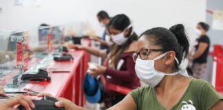 Cobro de bonos en el Banco de la Nación.