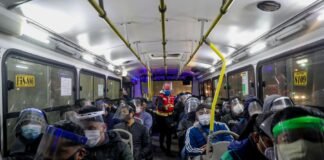 Uso de protectores faciales unidades de transporte urbano / Foto: Andina