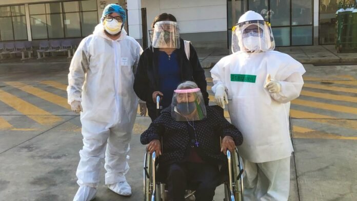 La paciente es parte del grupo de mayor riesgo ante esta enfermedad; sin embargo, a pesar de las adversidades, salió de alta y pudo reunirse nuevamente con su familia.