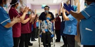 Una mujer de 90 años, la primera persona en recibir la vacuna de Pfizer contra el coronavirus tras los ensayos