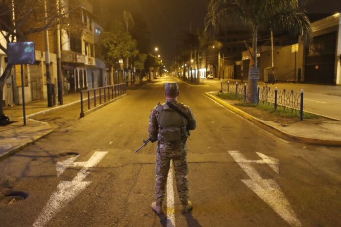 Toque de queda - Foto: Renato Pajuelo