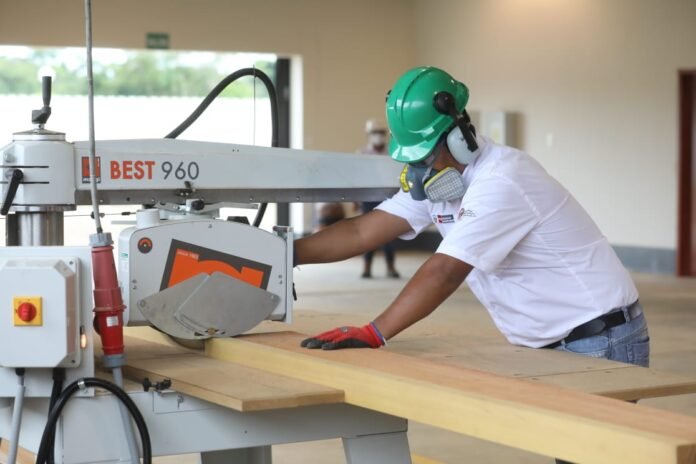 Ahora cuenta con laboratorios modernos, y plantas pilotos para el desarrollo del sector agroindustrial y forestal maderable