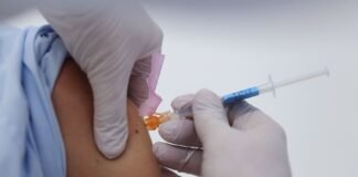 Para inmunizar a personal de salud de áreas críticas que combate al virus, informó el Minsa