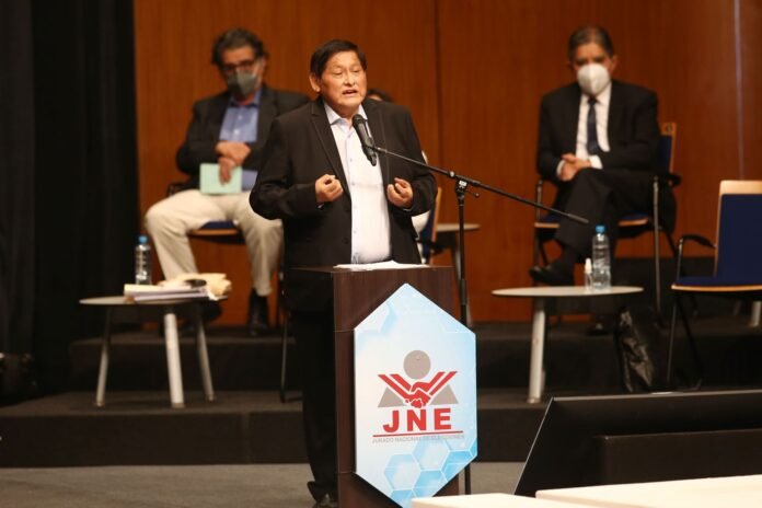 Durante el primer debate organizado por el Jurado Nacional de Elecciones con miras a la segunda vuelta Durante el primer debate organizado por el Jurado Nacional de Elecciones con miras a la segunda vuelta