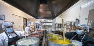 • Iniciativa conjunta lleva alimentos a zonas vulnerables aledañas a los barrios turísticos de la ciudad, mientras promueve la reactivación económica de restaurantes del Centro Histórico.