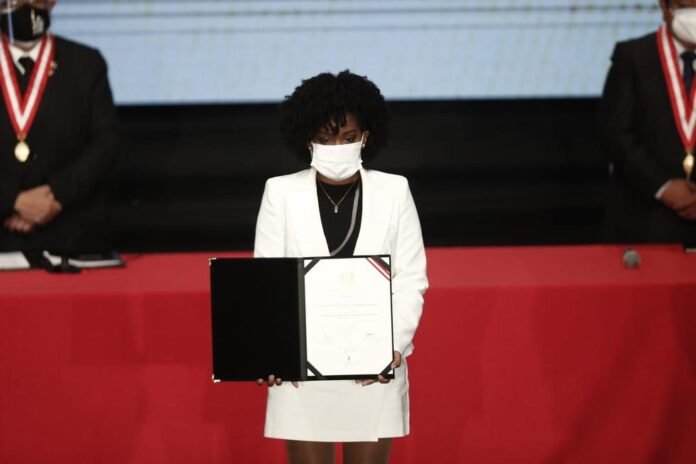 Seis de ellos tienen menos de 30 años. Rosangella Barbarán, del partido Fuerza Popular, es la parlamentaria más joven con 26 años