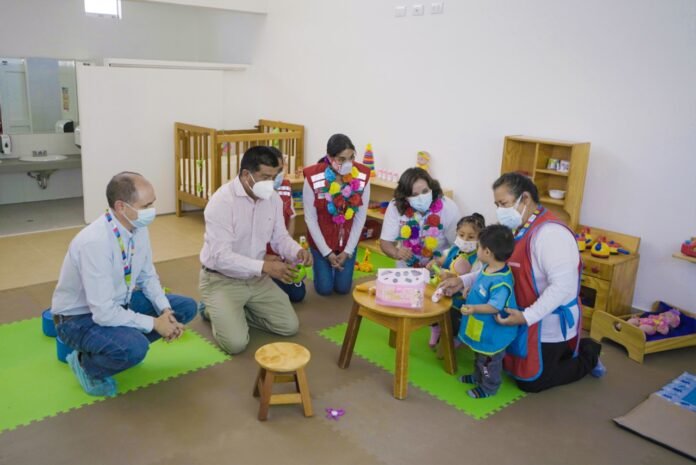 El Cuna Más “Las Poncianas” tiene 12 ambientes totalmente equipados, un área total de 1,522.1 m2 y un área construida de 919.32 m2.