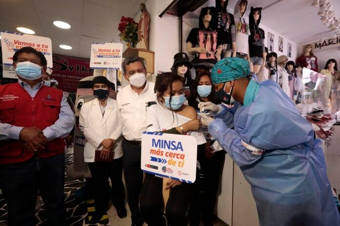 Durante la supervisión, el ministro Cevallos informó que en la última semana se aplicaron 1 864 401 dosis de la vacuna contra la COVID-19 a nivel nacional.