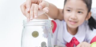 Hay una relación muy cercana entre el uso que le damos al dinero y lograr las metas que nos trazamos en la vida, por ello, es importante enseñarles a nuestros hijos cómo ahorrar desde pequeños, afirma Javier Arroyo, experto en educación de Smartick.