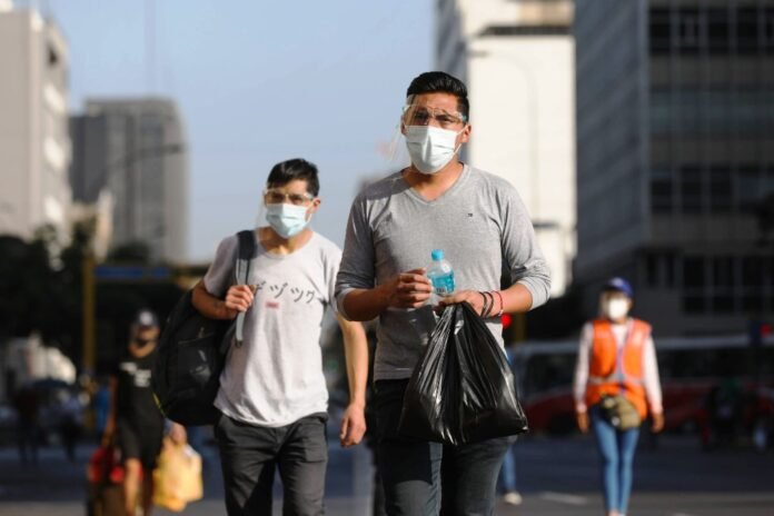 Minsa insta a la ciudadanía a vacunarse, evitar aglomeraciones, mantener distancia de 1.5 metros y usar mascarillas Minsa insta a la ciudadanía a vacunarse, evitar aglomeraciones, mantener distancia de 1.5 metros y usar mascarillas
