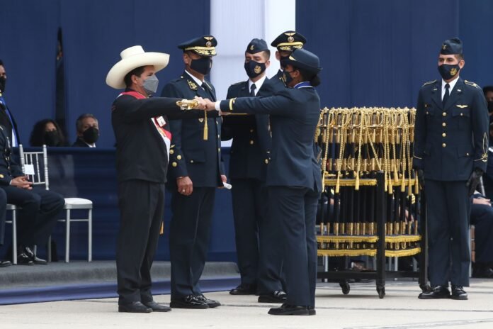 Ceremonia de graduación de los alféreces de la FAP