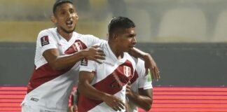 Gol de oreja Flores contra Ecuador