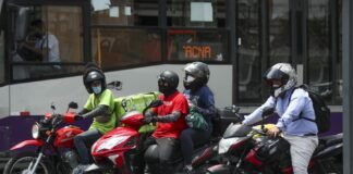 Prohíben 2 pasajeros en moto