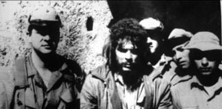 El Che Guevara detenido y esposado poco antes de ser fusilado en La Higuera de Bolivia