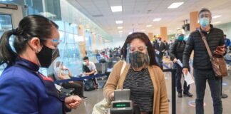 Entrega de pasaportes en el aeropuerto jorge chávez