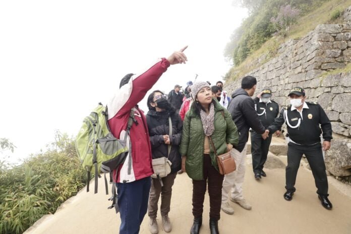 ministra de Cultura, Betssy Chavez Chino