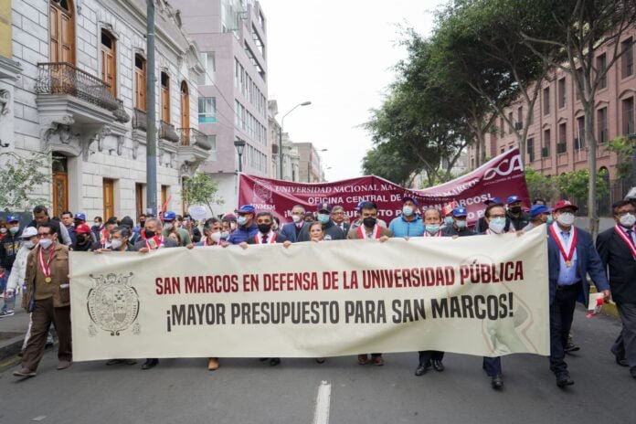 La rectora, Jeri Ramón Ruffner, vicerrectores y decanos de las diversas facultades participaron al lado de la comunidad sanmarquina. La rectora, Jeri Ramón Ruffner, vicerrectores y decanos de las diversas facultades participaron al lado de la comunidad sanmarquina.
