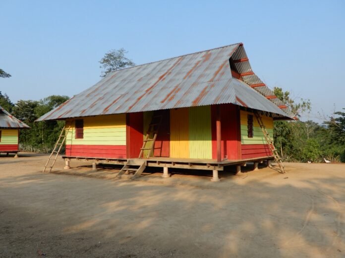 Ucayali Se reiniciará proyecto de construcción de viviendas en beneficio del pueblo indígena Matsigenka en situación de contacto inicial.
