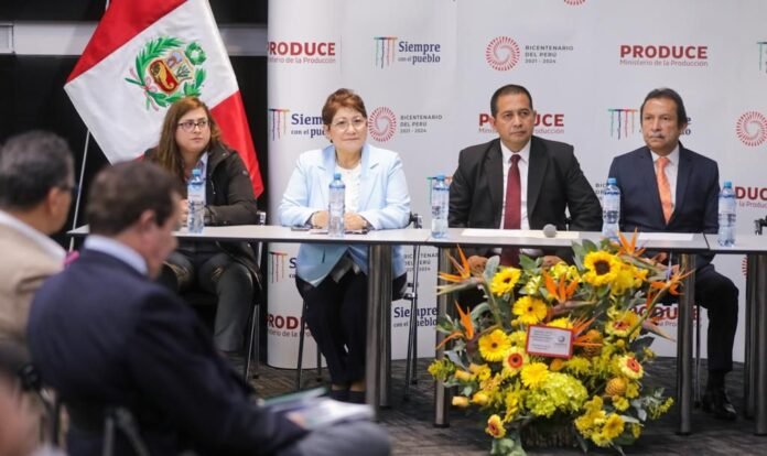 Produce presentó libro sobre la industria textil y confecciones