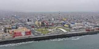 edificaciones cerca al mar