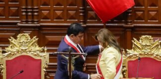 Dina Boluarte juró como primera Presidenta del Perú