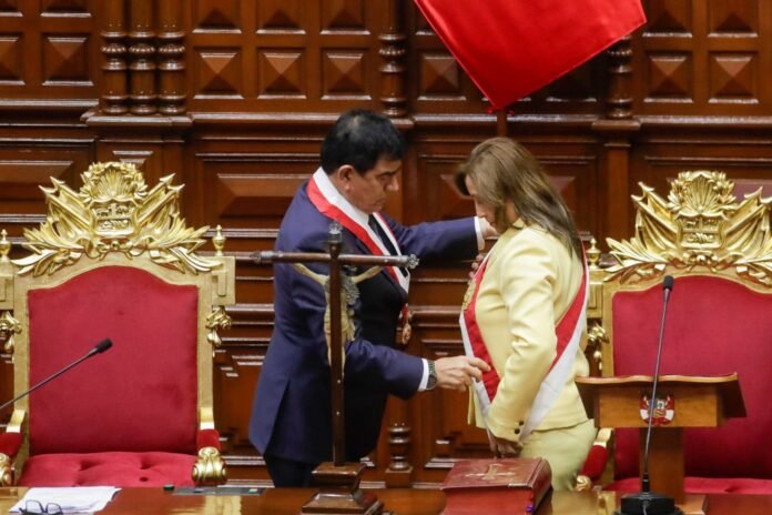 Dina Boluarte juró como primera Presidenta del Perú