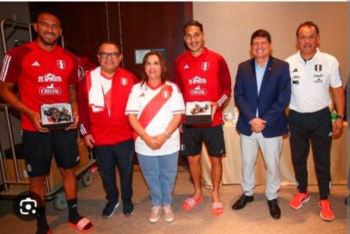 Dina Boluarte con la selección peruana