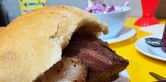 Pan con chicharrón peruano