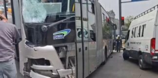 Choque de Metropolitano con unidad SUAT de la PNP