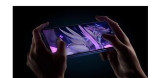 Persona usando el Samsung Galaxy Z Fold7 abierto con pantalla Dynamic AMOLED 2X de 8 pulgadas