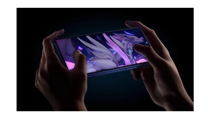 Samsung Galaxy Z Fold7 pantalla Dynamic AMOLED 2X Persona usando el Samsung Galaxy Z Fold7 abierto con pantalla Dynamic AMOLED 2X de 8 pulgadas
