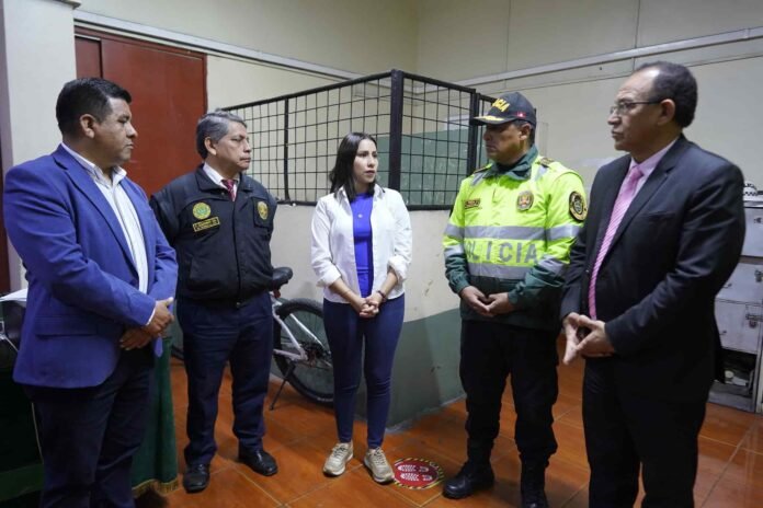 Ministra Lesly Shica realizó visita inopinada a Comisaría Alfonso Ugarte del centro de Lima y anuncia acciones para su mejoramiento (1) (1) Ministra Lesly Shica realizó visita inopinada a Comisaría Alfonso Ugarte del centro de Lima y anuncia acciones para su mejoramiento (1) (1)