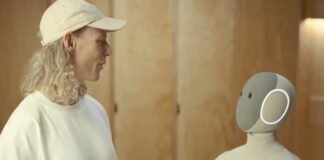 Robot humanoide NEO de 1X Robotics aprendiendo tareas del hogar con inteligencia artificial