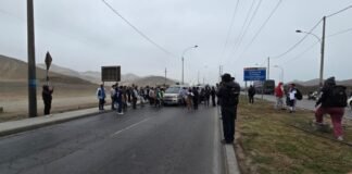 Transportistas bloquean la avenida Néstor Gambetta durante paro en el Callao por asesinato de chofer Jhony Esqueche