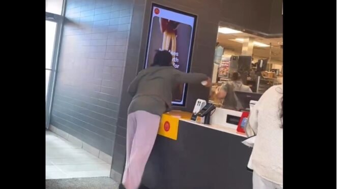 Mujer arroja café caliente al gerente de un McDonald’s en Virginia, Estados Unidos, durante una discusión por el reembolso de su pedido.