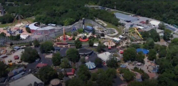 Six Flags America cierre en Maryland 2025 Vista aérea del antiguo parque Six Flags America en Bowie, Maryland, cerrado tras 50 años, donde se proyecta un nuevo centro económico.