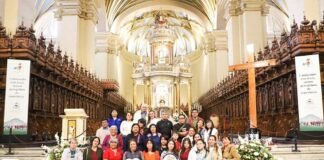 Vecinos limeños durante visita guiada a la Basílica Catedral de Lima organizada por el SAT como parte del programa Vecino Lima Premia