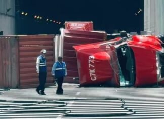 Tráiler volcado dentro del túnel de la Av. Néstor Gambetta en el Callao