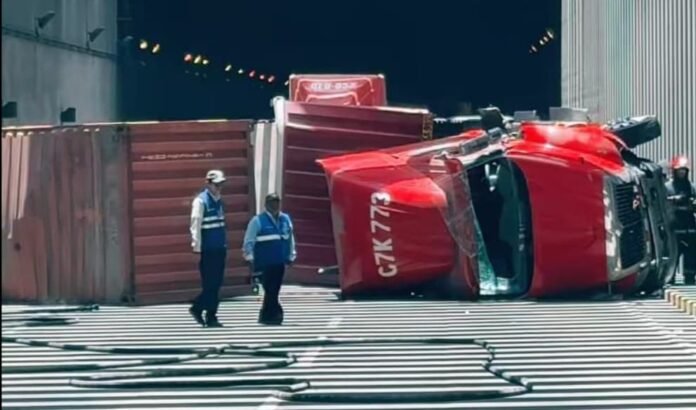 Tráiler volcado dentro del túnel de la Av. Néstor Gambetta en el Callao